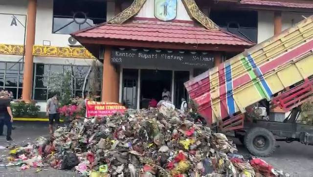 Sampah yang dibuang ke halaman Kantor Bupati Sintang sebagai bentuk protes penanganan sampah yang tak maksimal. Foto: Yusrizal/Hi!Pontianak