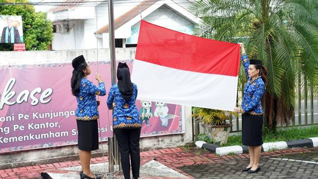 Upacara bendera dalam rangka memperingati Hari Ibu ke-96 yang diselenggarakan Kanwil Kemenkumham Sulawesi Utara. (foto: istimewa)