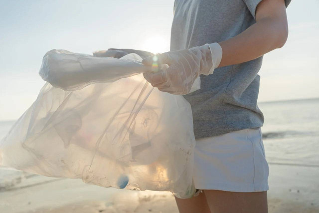 Gambar pemungutan sampah untuk didaur ulang dari Pixabay Sumber: https://pixabay.com/photos/volunteer-pollution-bottle-plastic-7788809/