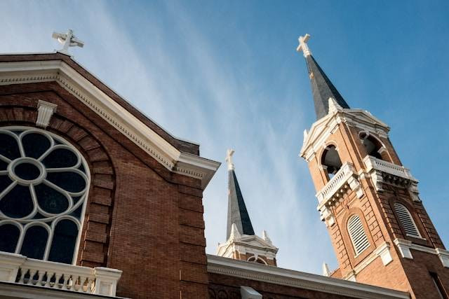 Gereja Katolik Kelahiran Santa Maria Surabaya. Foto hanyalah ilustrasi, bukan tempat yang sebenarnya. Sumber: Unsplash/Grant Whitty