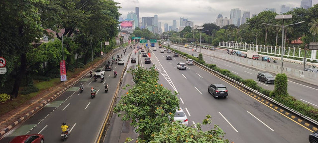 Situasi arus lalu lintas di Jalan Gatot Subroto, Jakarta Pusat, pada Selasa (24/12/2024).  Foto: Rachmadi Rasyad/kumparan