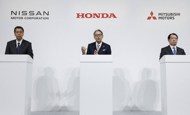 Makoto Uchida Presiden dan CEO Nissan Motor Corporation, Toshihiro Mibe Presiden Honda dan Takao Kato, Presiden dan CEO Mitsubishi Motors saat konferensi pers bersama mengenai pembicaraan merger mereka, di Tokyo, Jepang, Senin (23/12/2024). Foto: Kim Kyung-Hoon/REUTERS