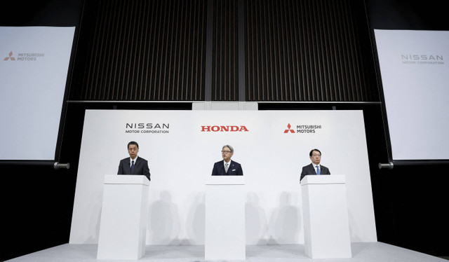 Makoto Uchida Presiden dan CEO Nissan Motor Corporation, Toshihiro Mibe Presiden Honda dan Takao Kato, Presiden dan CEO Mitsubishi Motors saat konferensi pers bersama mengenai pembicaraan merger mereka, di Tokyo, Jepang, Senin (23/12/2024). Foto: Kim Kyung-Hoon/REUTERS