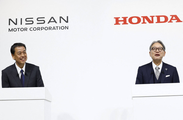 Makoto Uchida Presiden dan CEO Nissan Motor Corporation, dan Toshihiro Mibe Presiden Honda saat konferensi pers bersama tentang pembicaraan merger mereka, di Tokyo, Jepang, Senin (23/12/2024). Foto: Kim Kyung-Hoon/REUTERS