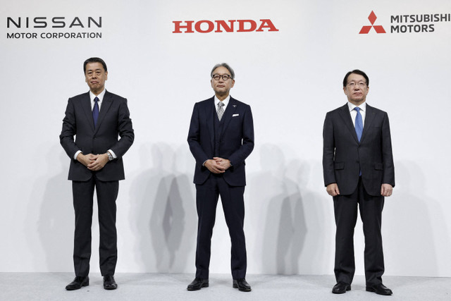 Makoto Uchida Presiden dan CEO Nissan Motor Corporation, Toshihiro Mibe Presiden Honda dan Takao Kato, Presiden dan CEO Mitsubishi Motors saat konferensi pers bersama mengenai pembicaraan merger mereka, di Tokyo, Jepang, Senin (23/12/2024). Foto: Kim Kyung-Hoon/REUTERS