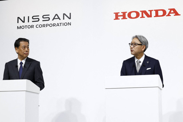 Makoto Uchida Presiden dan CEO Nissan Motor Corporation, dan Toshihiro Mibe Presiden Honda saat konferensi pers bersama tentang pembicaraan merger mereka, di Tokyo, Jepang, Senin (23/12/2024). Foto: Kim Kyung-Hoon/REUTERS