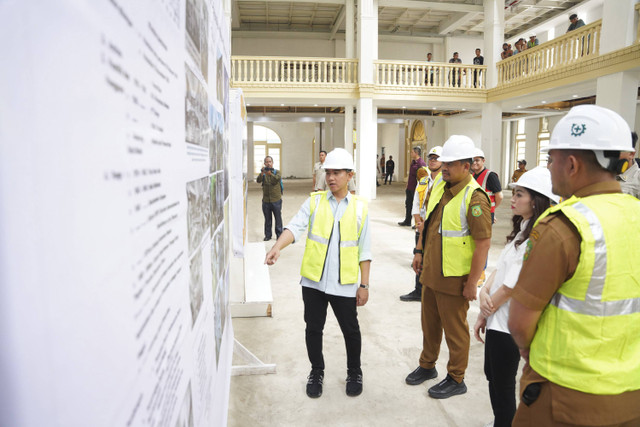 Wali Kota Medan Bobby Nasution mendampingi Wakil Presiden (Wapres) RI Gibran Rakabuming Raka meninjau Revitalisasi Gedung Warenhuis di Kawasan Kesawan, Jalan Ahmad Yani Medan, Senin (23/12/2024). Foto: Dok. Istimewa