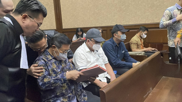 Tiga Hakim PN Surabaya yang vonis bebas Ronald Tannur menjalani sidang pembacaan surat dakwaan di Pengadilan Tipikor Jakarta, Selasa (24/12/2024). Foto: Fadhil Pramudya/kumparan