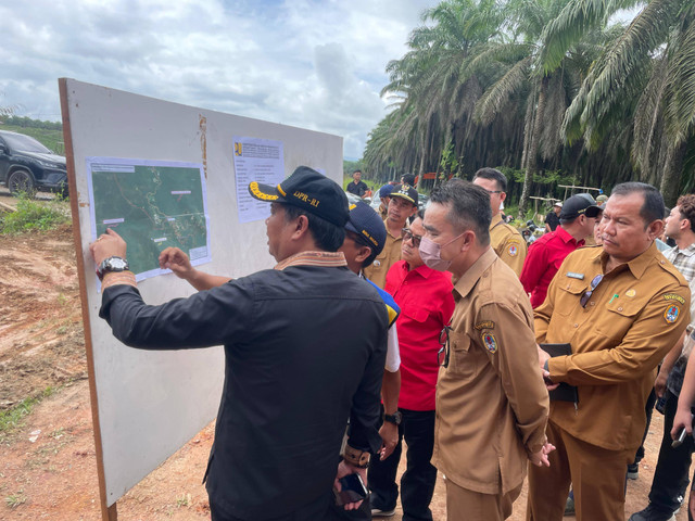 Ketua Komisi V DPR RI, Lasarus meninjau proyek peningkatan jalan Simpang Nasional-Tiong Keranjik di Kabupaten Melawi. (Foto: Yus/Hi! Pontianak)