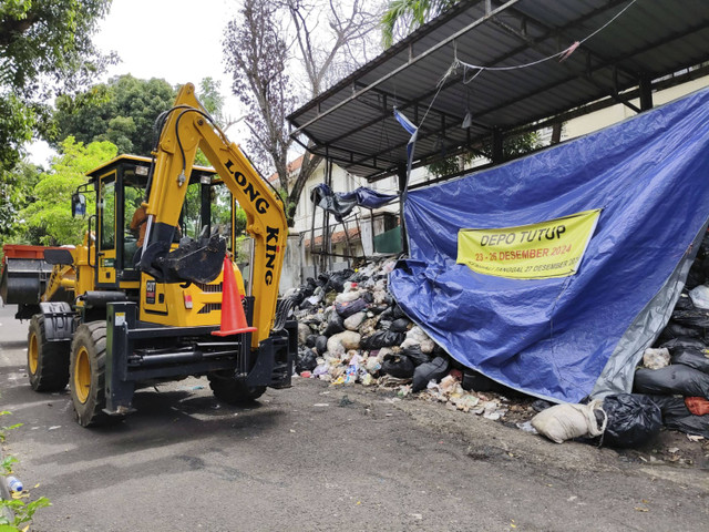 Tumpukan sampah di Depo Sampah Kotabaru diangkut petugas jelang Natal dan tahun baru, Selasa (24/12/2024). Foto: Arfiansyah Panji Purnandaru/kumparan