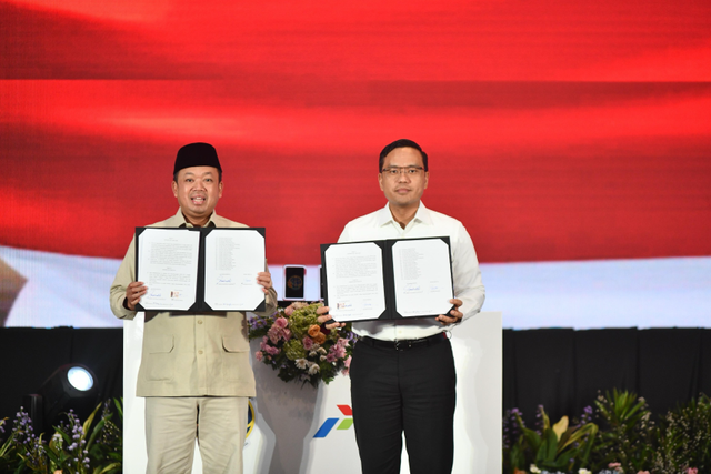 Menteri ATR/BPN Nusron Wahid (kiri) dan Direktur Utama PT Pertamina Simon Aloysius Mantiri (kanan) pada penandatangan Nota Kesepahaman di Grha Pertamina, Jakarta, Senin (23/12/2024). Foto: Dok. Pertamina