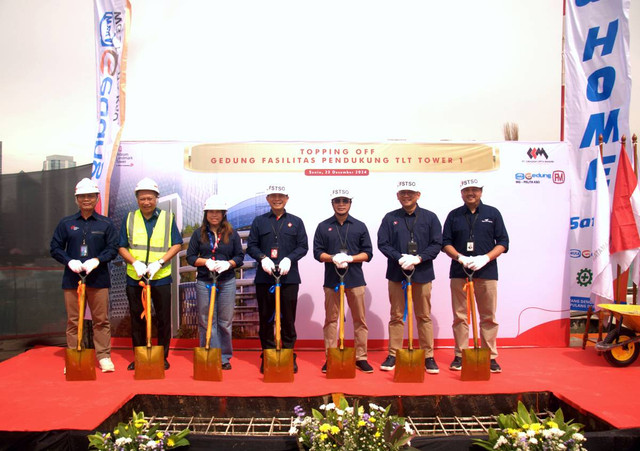 PT Wijaya Karya Bangunan Gedung Tbk (WEGE) dalam menggelar topping off Gedung Facility Support Telkomsel Smart Office (FSTSO). Foto: Dok. Wijaya Karya