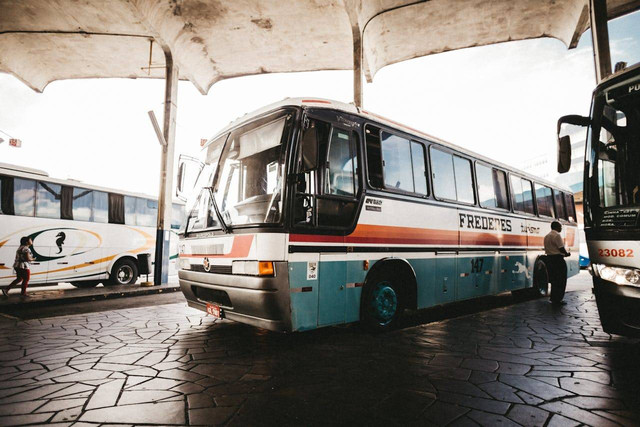 Jadwal Bus Malang-Blitar Terminal Arjosari. Foto hanya ilustrasi bukan tempat/gambar sebenarnya. Sumber foto: Pexels-Jonathan Borba