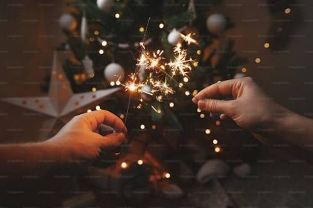 Ilustrasi ucapan natal dan tahun baru 2025, Unsplash/Getty Images