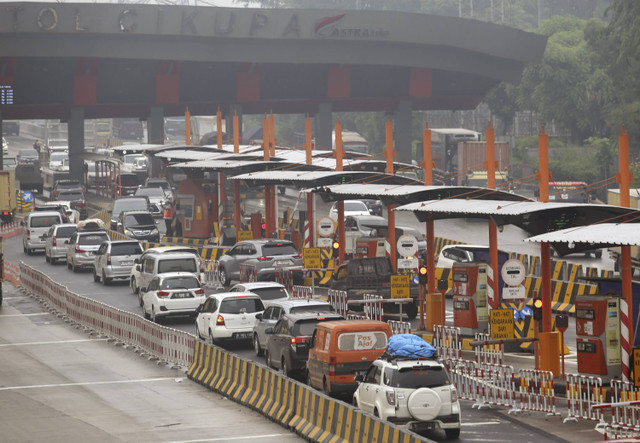 Sejumlah kendaraan antre memasuki Gerbang Tol Cikupa, Cikupa, Kabupaten Tangerang, Banten, Senin (23/12/2024). Foto: Muhammad Iqbal/ANTARA FOTO