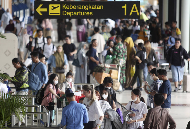 Calon penumpang pesawat antre untuk masuk kedalam terminal 1 A Keberangkatan Bandara Soekarno Hatta, Tangerang, Banten, Sabtu (21/12/2024). Foto: Muhammad Iqbal/ANTARA FOTO