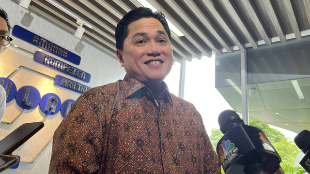 Menteri BUMN Erick Thohir usai bertemu dengan Menteri Pemberdayaan Perempuan dan Perlindungan Anak Arifah Choiri Fauzi di kantor Kementerian BUMN, Selasa (24/12/2024). Foto:  Fariza/kumparan