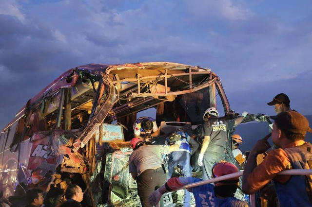 Bus dalam kecelakaan maut Tol Pandaan-Malang, Jawa Timur, Senin (23/12/2024). Dok: ANTARA/Ananto Pradana