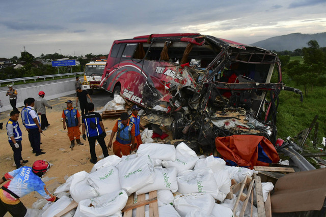 jumlah petugas melakukan proses evakuasi bus pariwisata yang terlibat kecelakaan di KM 77+200 Jalan Tol Pandaan-Malang, Lawang, Kabupaten Malang, Jawa Timur, Senin (23/12/2024). Foto: Ahmad Prabowo/ANTARA FOTO