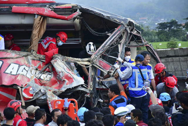 Sejumlah petugas melakukan proses evakuasi bus pariwisata yang terlibat kecelakaan di KM 77+200 Jalan Tol Pandaan-Malang, Lawang, Kabupaten Malang, Jawa Timur, Senin (23/12/2024). Foto: Ahmad Prabowo/ANTARA FOTO