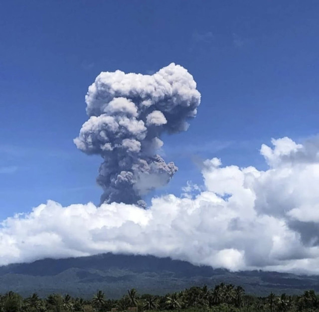 Gunung Raung Erupsi pada Selasa (24/12/2024). Foto: Dok. Mili.id