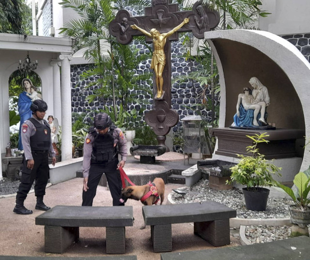 Anjing pelacak dan anggota polisi diterjunkan untuk mengamankan perayaan misa Natal di Gereja Katedral Semarang, Selasa (24/12/2024). Foto: Intan Alliva Khansa/kumparan