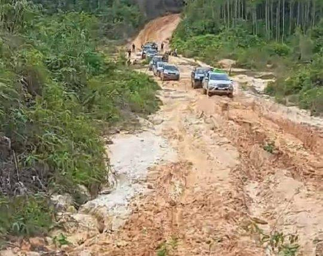 Kondisi jalan provinsi dari Ketungau menuju Kabupaten Sintang di Desa Baung Sengatap yang rusak parah. Saat ini mobilitas putus total. (Foto: Ist)