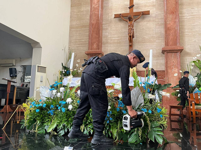 Proses sterilisasi di Gereja St. Antonius Padua Kotabaru, Kota Yogyakarta. (Foto: M Wulan)