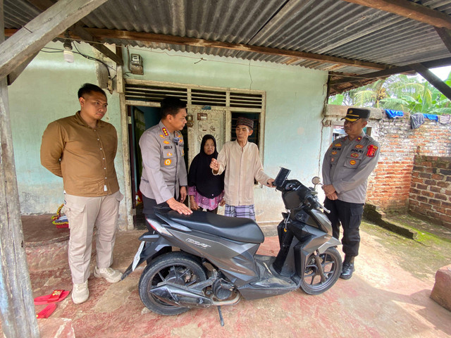 Polresta Bandar Lampung saat menyerahkan sepeda motor kakek difabel korban begal. | Foto: Sinta Yuliana/Lampung Geh