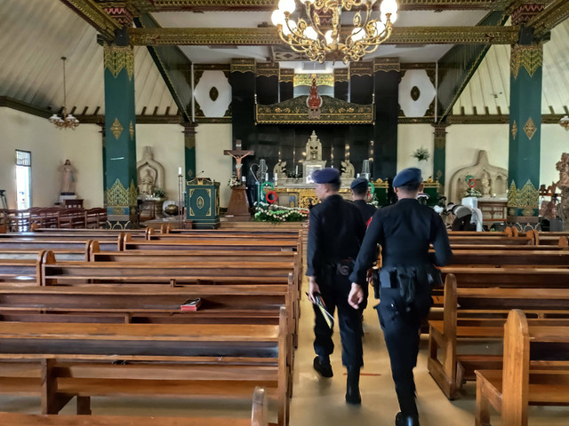 Strerilisasi gereja di Bantul jelang perayaan Natal 2024. Foto: Dok. Polres Bantul