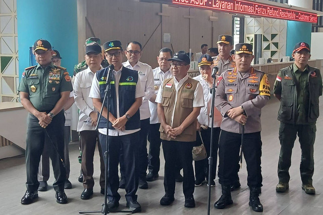 Menkes Budi Gunadi Sadikin usai menggelar rapat koordinasi bersama Menko PMK, Menhub, Kapolri, Panglima TNI, Basarnas, BMKG dan ASDP Cabang Merak di aula Sosoro Mal, Dermaga Eksekutif, Pelabuhan Merak, Cilegon, Banten pada Selasa (24/12/2024). Foto: Dok. Istimewa