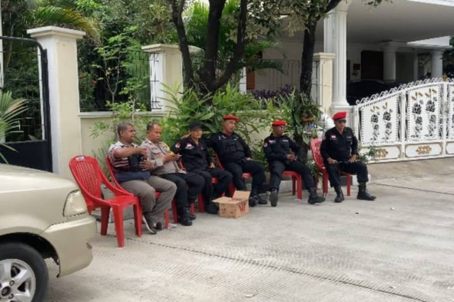 Satgas Cakra Buana PDIP menjaga rumah Hasto Kristiyanto di Bekasi, Selasa (24/12). Dok: kumparan