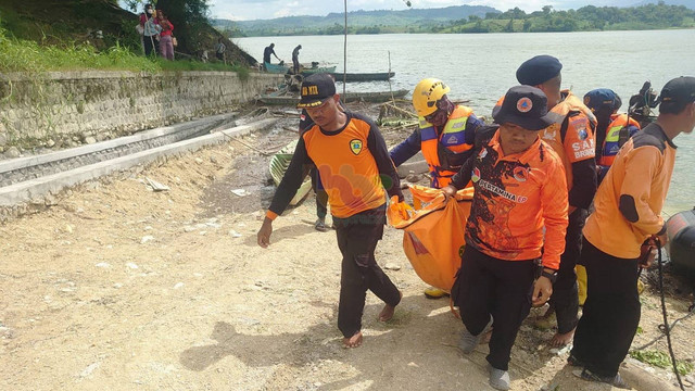 Petugas saat evakuasi mayat Dinik Suryani, korban terseret arus anak sungai Kali Pacal, di Desa Jari, Kecamatan Gondang, Kabupaten Bojonegoro, Jawa Timur. Selasa (24/12/2024). (Aset: Istimewa)