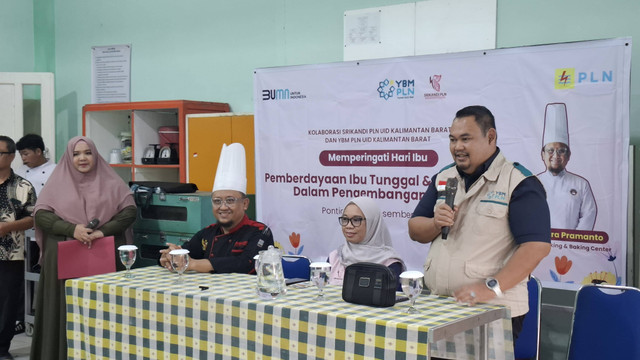 Ketua Yayasan Baitul Maal (YBM) PLN UID Kalimantan Barat Mukhlis Zarkasih dalam sambutan Kegiatan Cooking Class untuk Ibu Tunggal dan Ibu Mandiri merupakan bagian pelaksanaan salah satu program kerja YBM yaitu Pilar Ekonomi dalam membantu UMKM dan ekonomi keluarga. Foto: Dok. PLN Kalbar