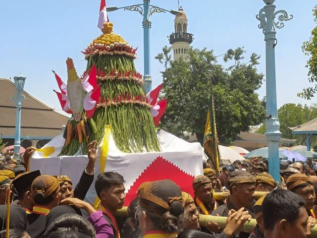 https://www.shutterstock.com/image-photo/soloindonesia-october-42023-amosphere-sekaten-festival-2370269043