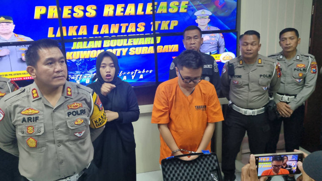 Polisi menunjukkan Septian Uki Wijaya, tersangka pengemudi Mercedes-Benz yang tabrak lari dan tabrakan beruntun, saat konpers di Polrestabes Surabaya, Selasa (24/12/2024). Foto: Farusma Okta Verdian/kumparan