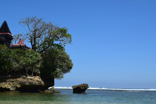 Rekomendasi Liburan Keluarga Akhir Tahun. Foto Pantai Balekambang. Sumber Unsplash Anita Novita Sari