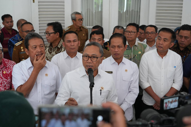 Menko Pangan Zulkifli Hasan memberikan keterangan pers usai Rapat Koordinasi Bidang Pangan di Gedung Pakuan, Kota Bandung, Jawa Barat, Selasa (24/12/2024). Foto: Dok. Istimewa