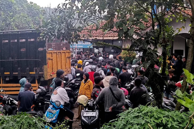 Motor yang terkena cairan kimia di Jalan Raya Purwakarta, Kecamatan Padalarang, Kabupaten Bandung Barat, Selasa (24/12/2024). Foto: Robby Bouceu/kumparan