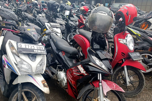 Motor yang terkena cairan kimia di Jalan Raya Purwakarta, Kecamatan Padalarang, Kabupaten Bandung Barat, Selasa (24/12/2024). Foto: Robby Bouceu/kumparan