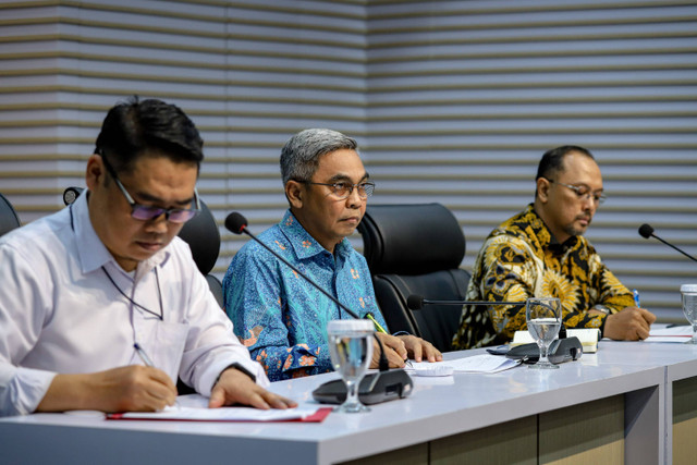 Ketua KPK Setyo Budiyanto (tengah) didampingi Direktur Penyidikan KPK Asep Guntur Rahayu (kiri) dan Jubir KPK Tessa Mahardhika Sugiarto (kanan) memberikan keterangan pers terkait penetapan tersangka Sekjen PDI Perjuangan Hasto Kristiyanto. Foto: Jamal Ramadhan/kumparan