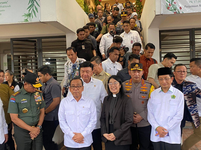 Menko PMK Pratikno, Menko Polkam Budi Gunawan, Menag Nasaruddin Umar, Kapolri Jenderal Listyo Sigit Prabowo, dan Panglima TNI Jenderal Agus Subiyanto di GKI Samanhudi, Jakarta Pusat pada Selasa (24/12). Foto: Abid Raihan/kumparan