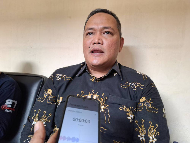 Anggota DPRD Kabupaten Cirebon dari Fraksi Gerindra, R. Cakra Suseno, saat memberikan keterangan pers. Foto: Tarjoni/Ciremaitoday