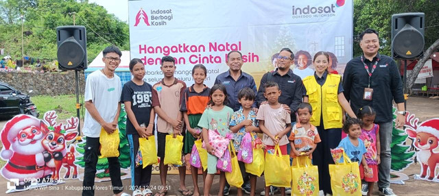 Indosat Berbagi Kasih Natal untuk Ratusan Anak di Posko Pengungsian Flores Timur