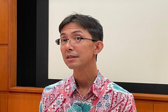 Minister Urusan Ekonomi, Kedutaan Besar Jepang, Hajime Ueda, saat konferensi pers di Kantor Kedutaan Besar Jepang, Selasa (24/12/2024). Foto: Ghifari/kumparan 