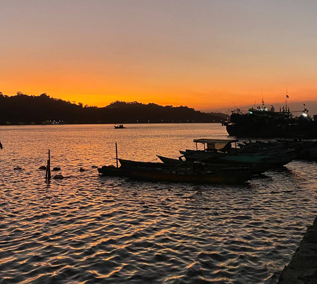 Gambar sunset di Dermaga Batere. Sumber: Dokumen Pribadi