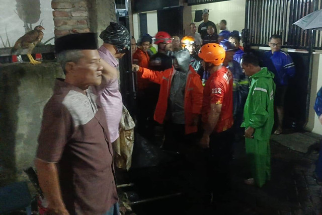 Proses pencarian balita laki-laki 3,5 tahun yang tercebur ke selokan saat hujan deras di Kelurahan Babatan, Kecamatan Wiyung, Surabaya, Selasa (24/12/2024). Foto: Dok. Istimewa