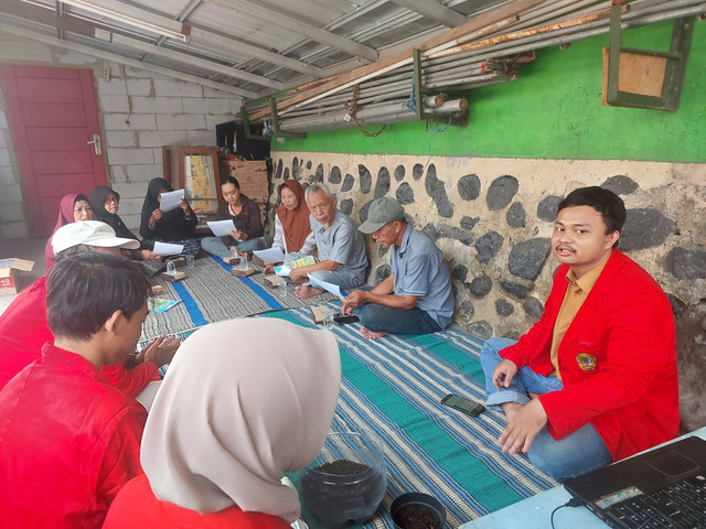 Mahasiswa beserta warga berpartisipasi dalam kegiatan sosialisasi cara mengolah sampah dapur menjadi pupuk organik. Sumber:Dokumen Pribadi