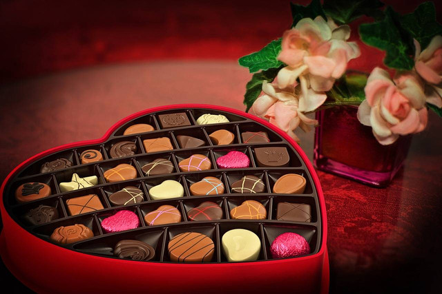 https://pixabay.com/id/photos/hari-valentine-coklat-permen-2057745/