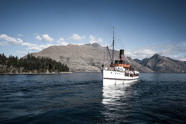 DLU Ferry Surabaya-Lombok. Foto hanya ilustrasi, bukan tempat sebenarnya. Sumber: Unsplash/Stephen Crowley